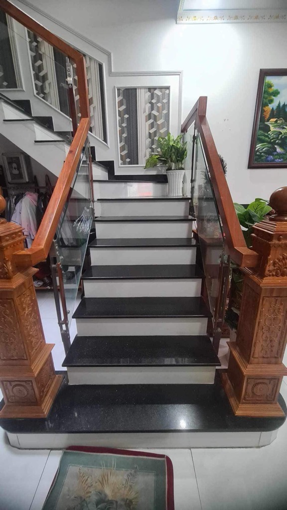 MẶT TIỀN LÊ THỊ HOA Ở VÀ KINH DOANH RẤT TỐT, CHỦ HỢP TÁC VÀ GẤP BÁN